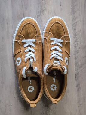 Airwalk Men's Brown Corduroy Low-Top Sneakers with White Laces.